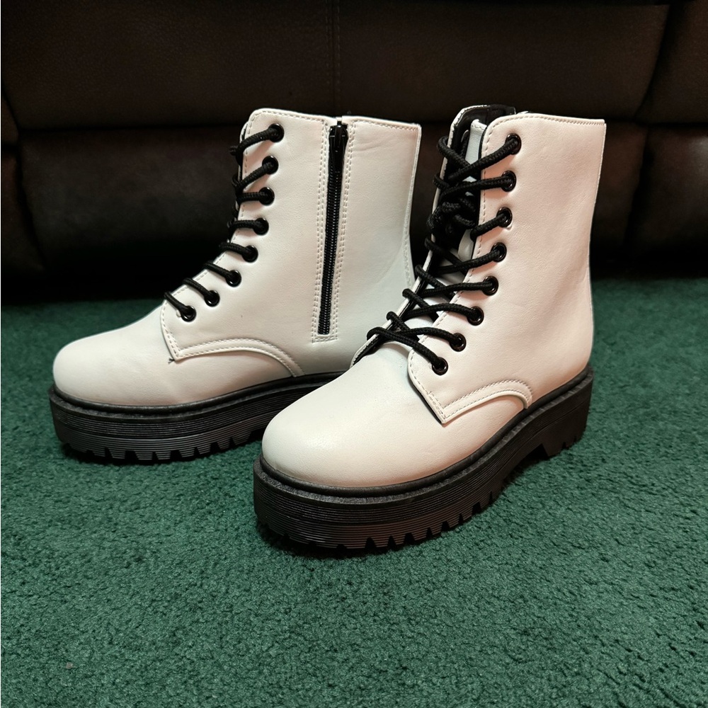 Qupid White Faux Leather Lace-up Combat Boots Size 6